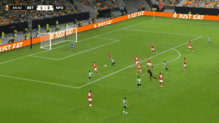 择横传中路, 是球队获得, 继拉什福德